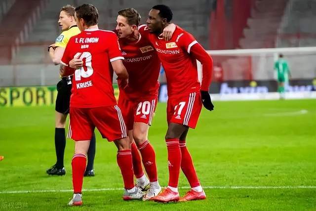 库里12分加兰27分 骑士大胜勇士豪取10连胜